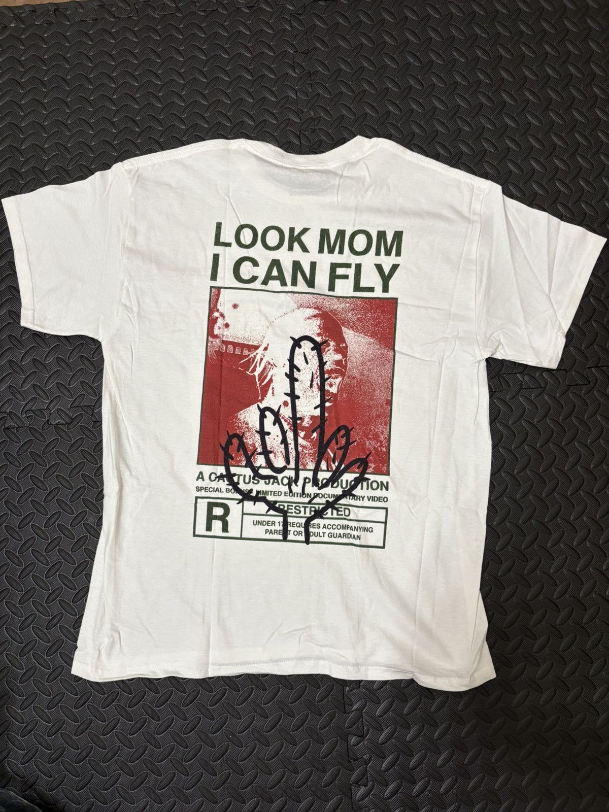 Travis Scott Look Mom I Can Fly Custom Tee Hoodie, Sweatshirt | FlexRushtees.com
