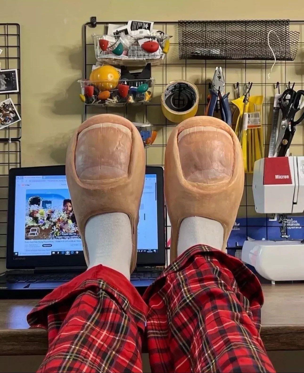 Canyaon Toe Slippers Size 11 Rare
