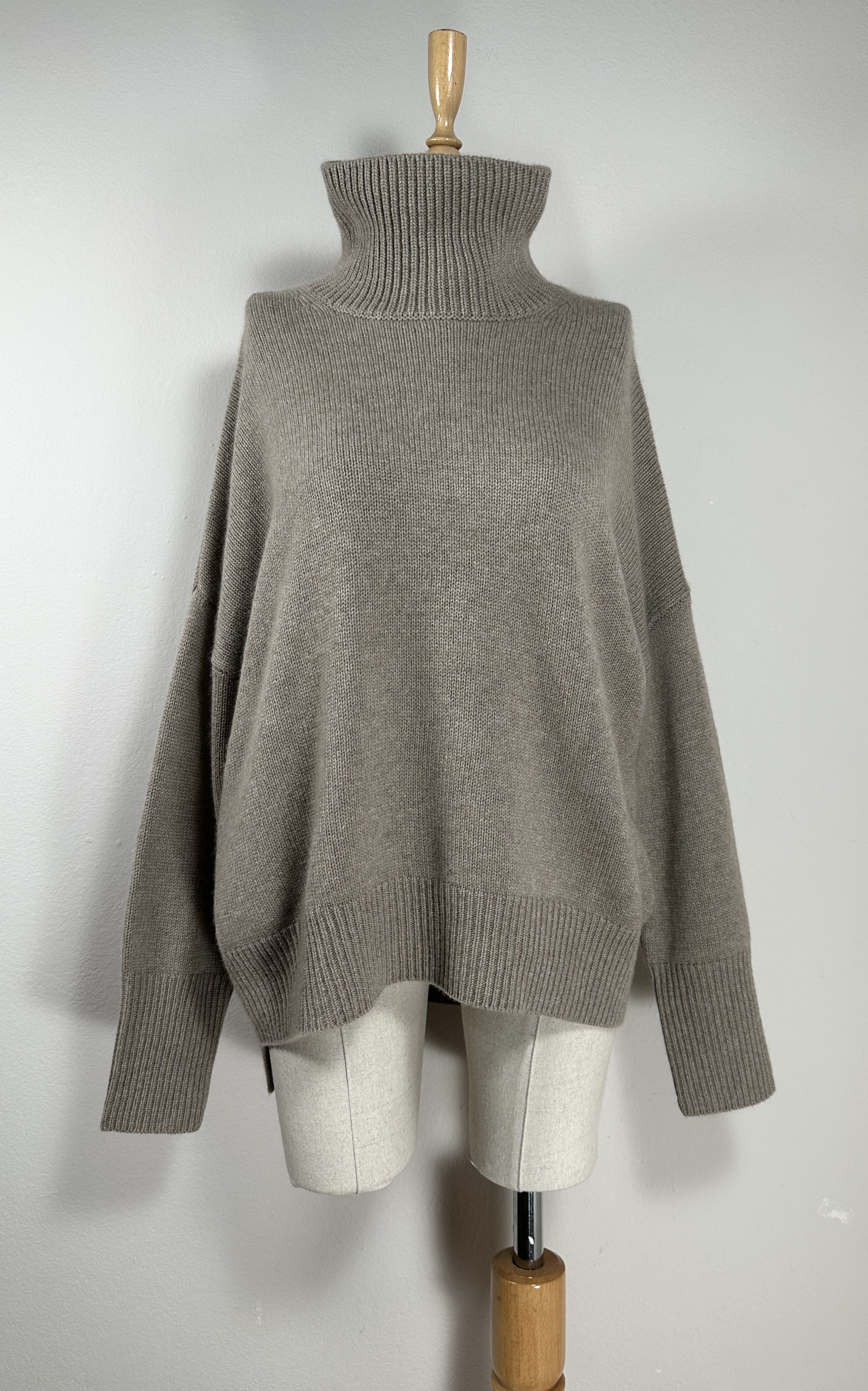 Lisa Yang Cashmere Jumper T-Shirts, Hoodie, Sweatshirt | AU16VibeMintTees.com