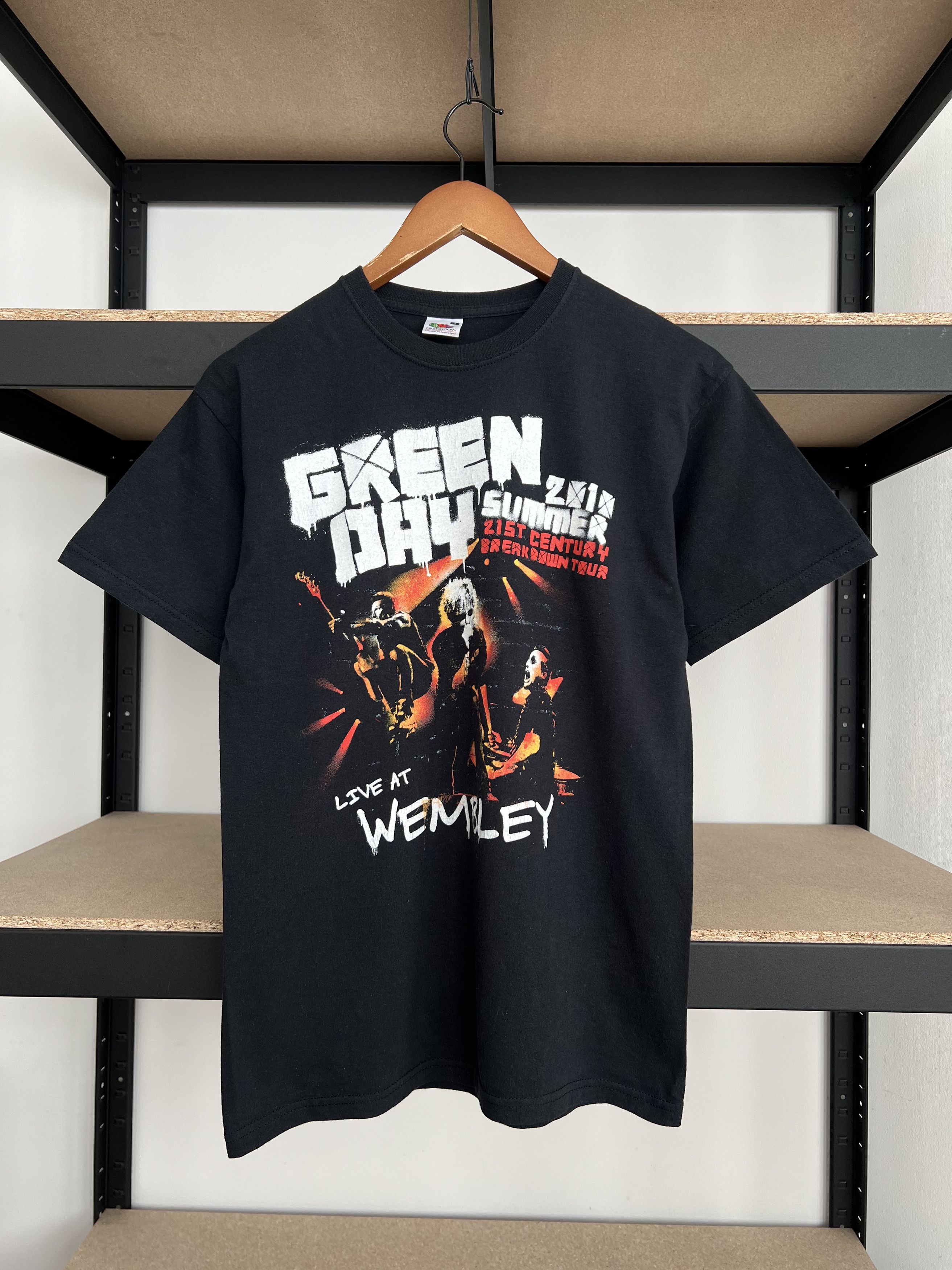 Vintage 2010 Green Day Live At Wembley Black T Shirt Hoodie, Sweatshirt | FlexRushtees.com