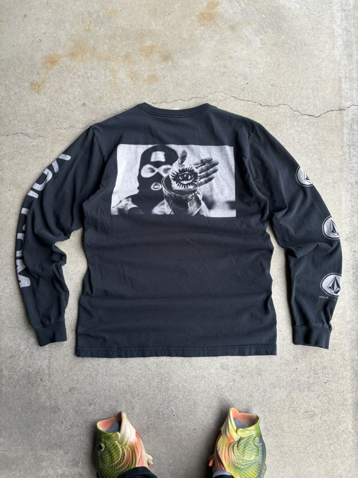 Crazy Y2k Volcom Eye Sees All Grail Skate Boxy Grunge Tee Hoodie, Sweatshirt | FlexRushtees.com
