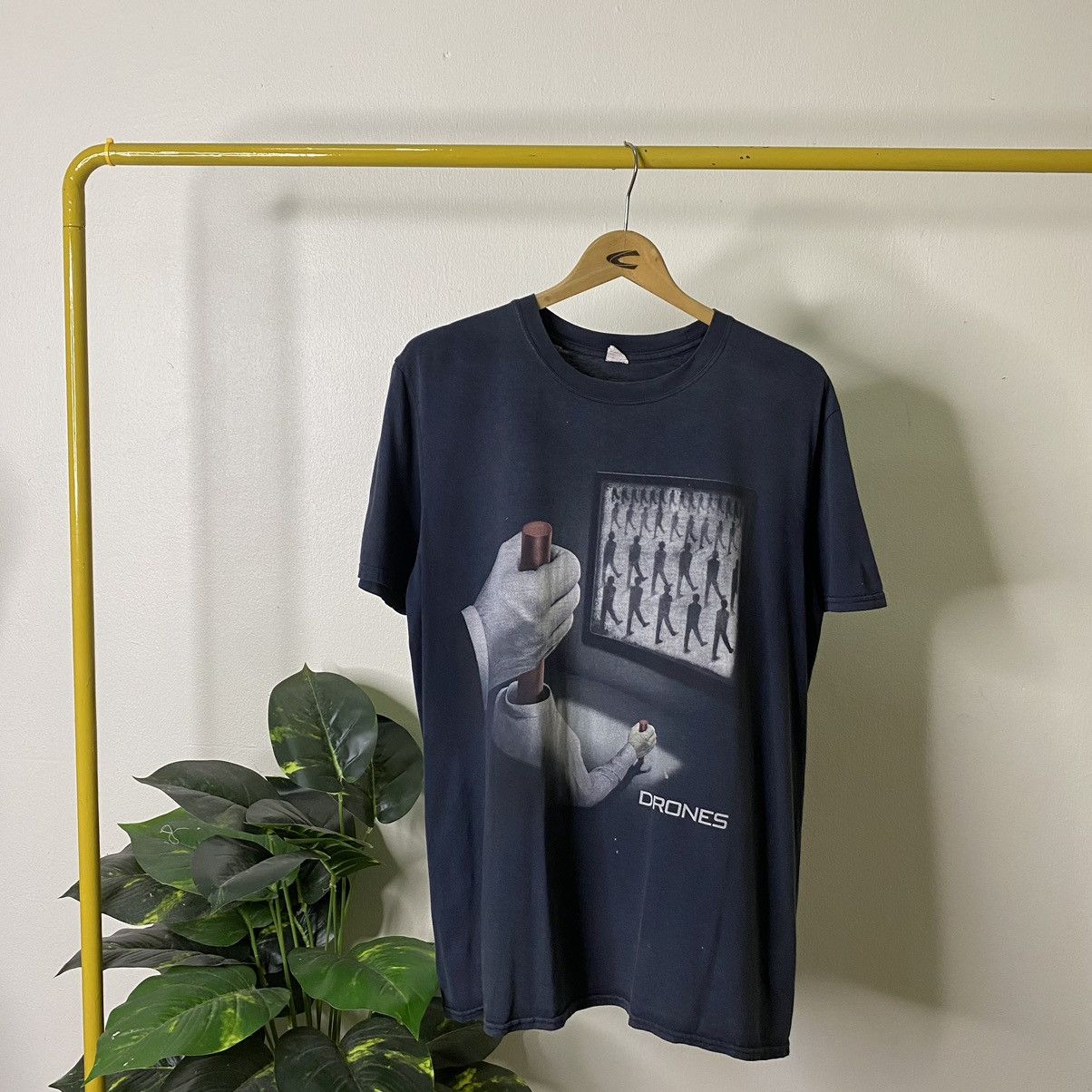 Vintage 2016 Muse Drones European Tour Tee Hoodie, Sweatshirt | FlexRushtees.com