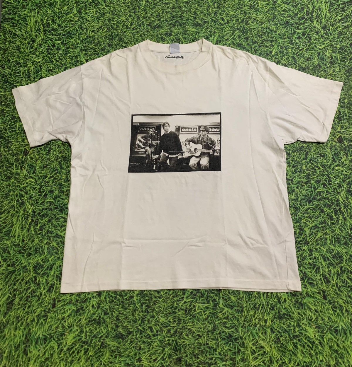 Japanese Brand Rare Oasis Kevin Cummins British Photograher T-Shirts, Hoodie, Sweatshirt | AU16VibeMintTees.com