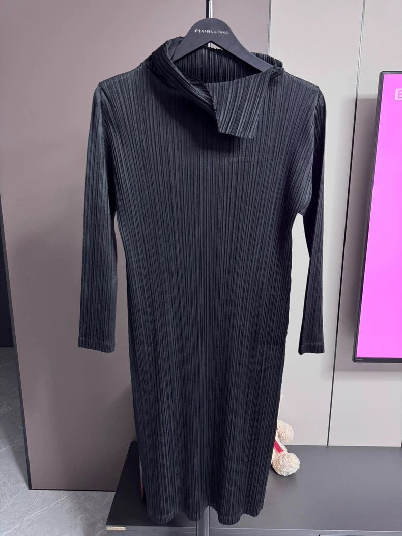 Miyake Issey Miyake Size 2 A Black Long Sleeved Intellectual Dr T-Shirts, Hoodie, Sweatshirt | AU16VibeMintTees.com