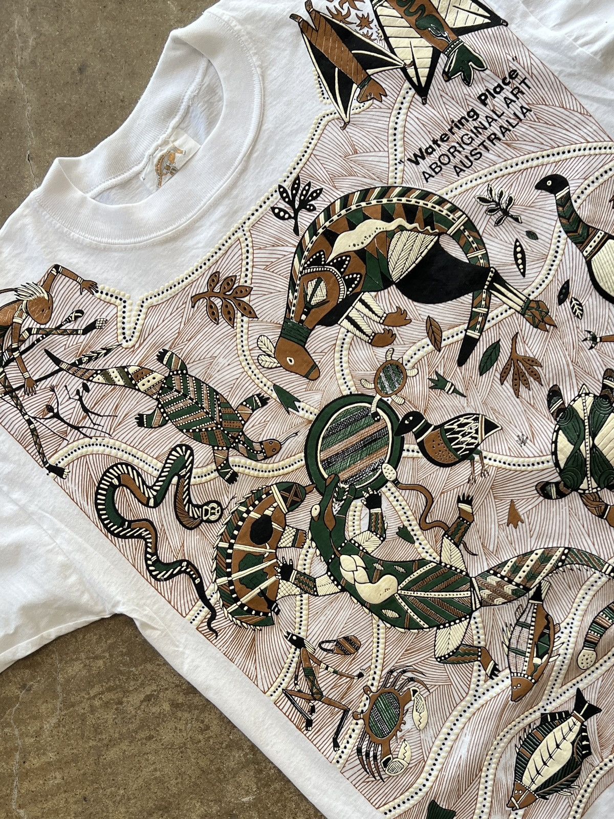 Vintage 90s Australia Watering Animal Tribal Art Tee Large