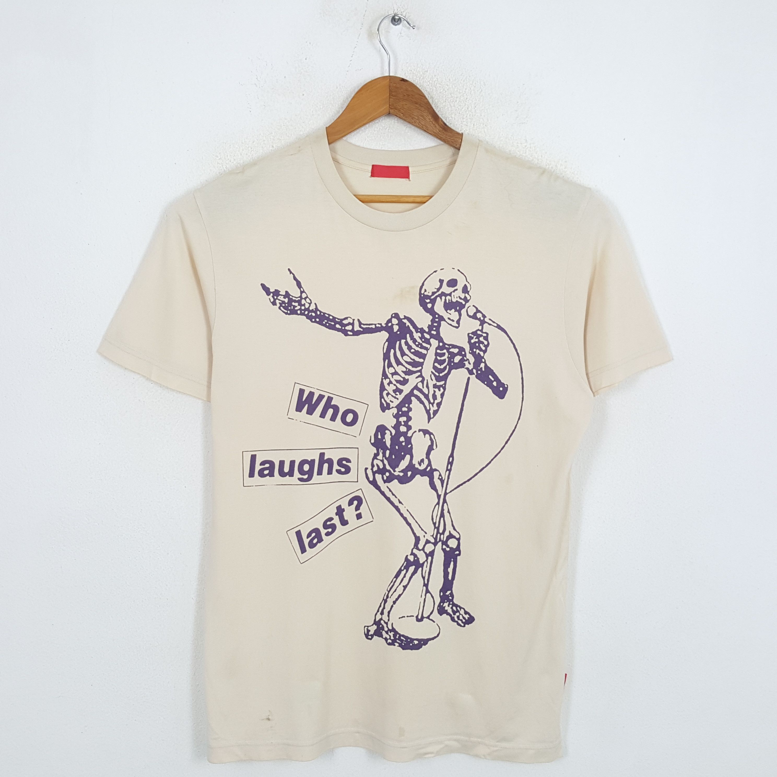 Vintage Barbara Kruger American Artist Graphic Design Tees Hoodie, Sweatshirt | FlexRushtees.com