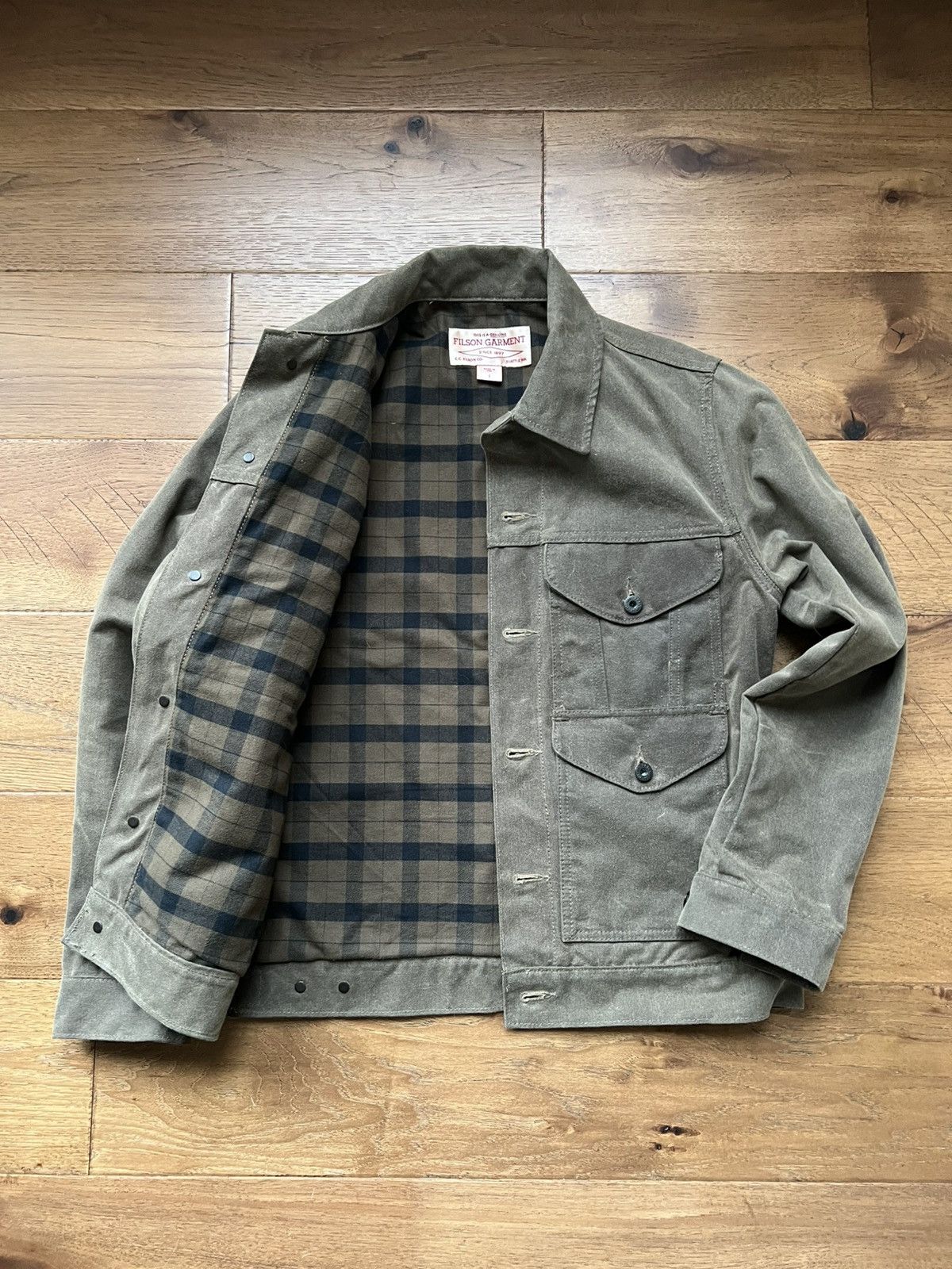 Filson Short Lined Cruiser Olive Small Made In Usa T-Shirts, Hoodie, Sweatshirt | FlexRushtees.com