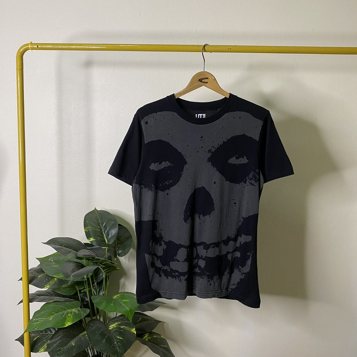 X Uniqlo Misfits Horror Punk Band Overprint Tee X Uniqlo Hoodie, Sweatshirt | FlexRushtees.com