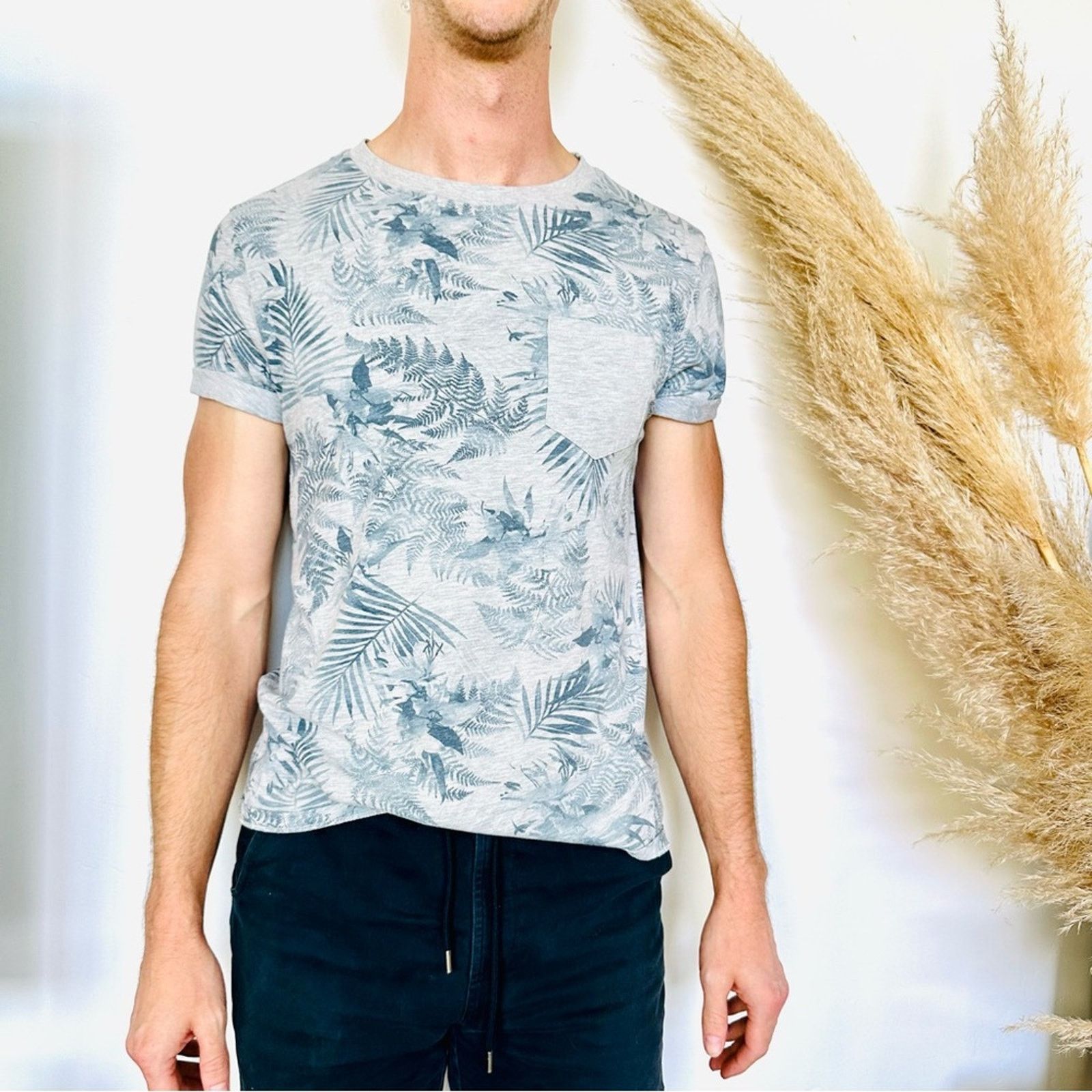 M Mens H M Divided Grey Blue Tropical Floral Pocket Tee Shirt