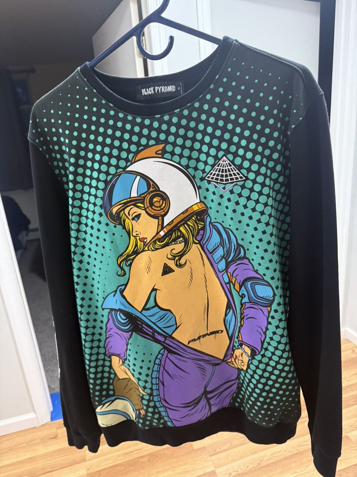 Pyramid Black Pyramid Astronaut Girl Pop Art Sweatshirt Size M