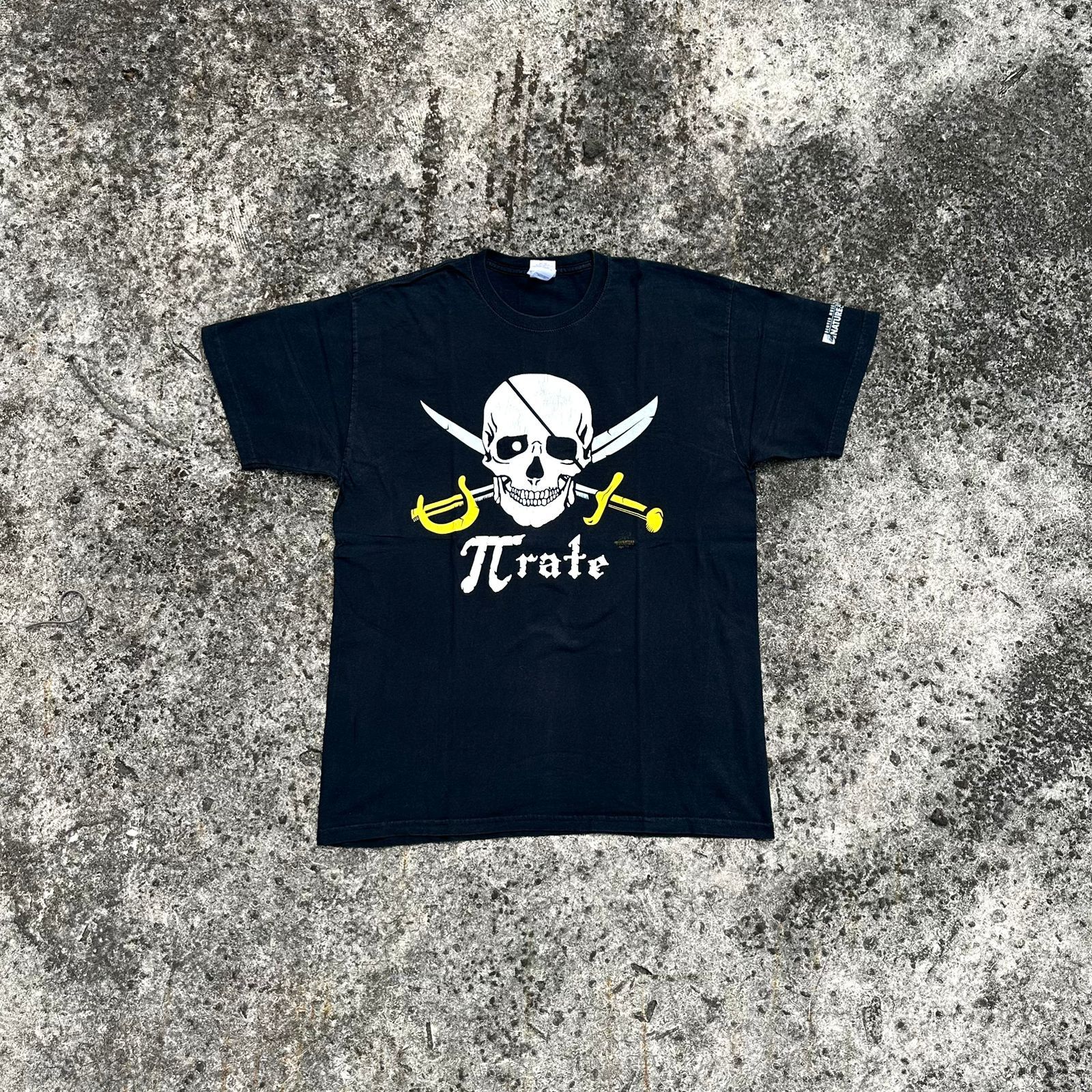 Vintage Y2k Pirates Gildan 2000s T Shirt