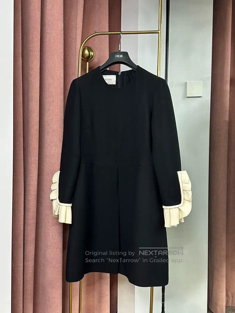 Valentino Black Fungus Edge Patchwork Cuff Long Sleeved Dr T-Shirts, Hoodie, Sweatshirt | AU16VibeMintTees.com