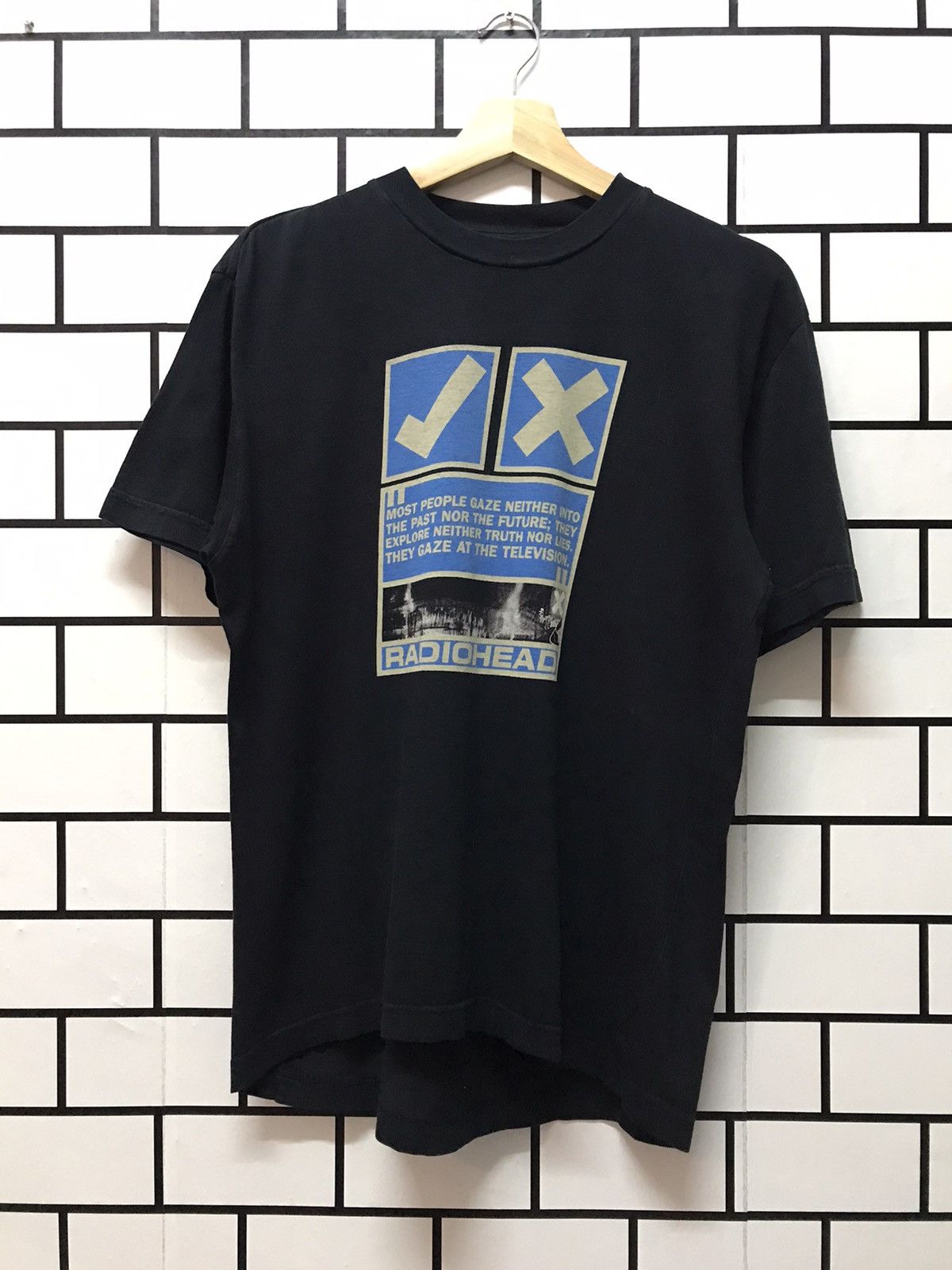 Vintage 2000 Radiohead Ok Computer Tshirt Hoodie, Sweatshirt | FlexRushtees.com