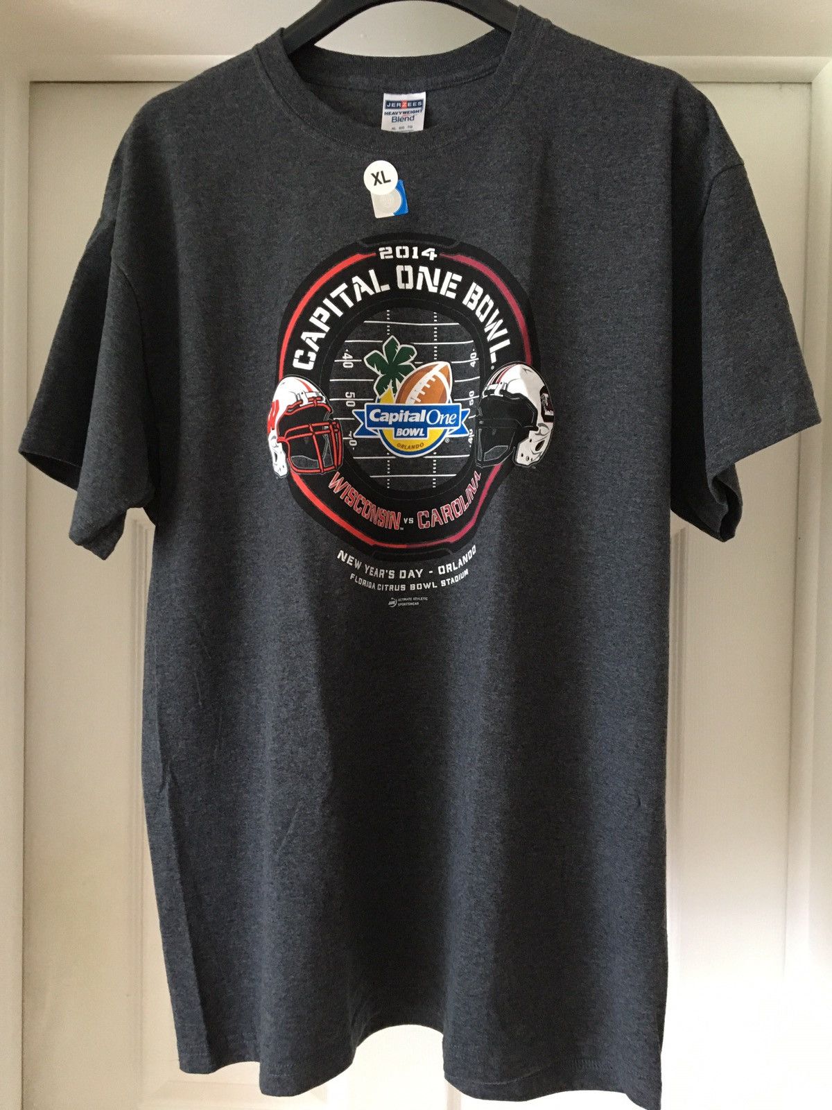 Vintage Jerzees Winsconsin Vs Arkansas 2014 Citrus Bowl Tee